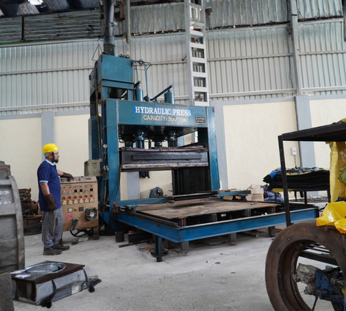 Hydraulic Pressure 300 Ton Capacity